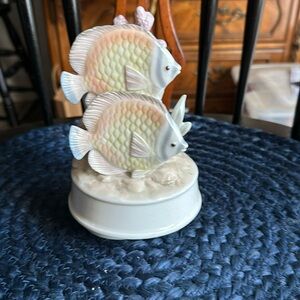 Fish and Coral Music Box - Music Box play the theme song to: “Love Story”